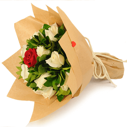 Buquê Amor Eterno | 14 Rosas Brancas | 01 Rosa Vermelha Eterna
