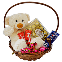 Cesta com Chocolates e Pelúcia